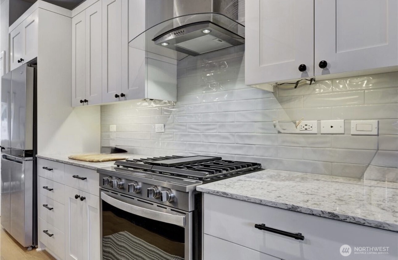 Full height backsplash & State of the art Vent!