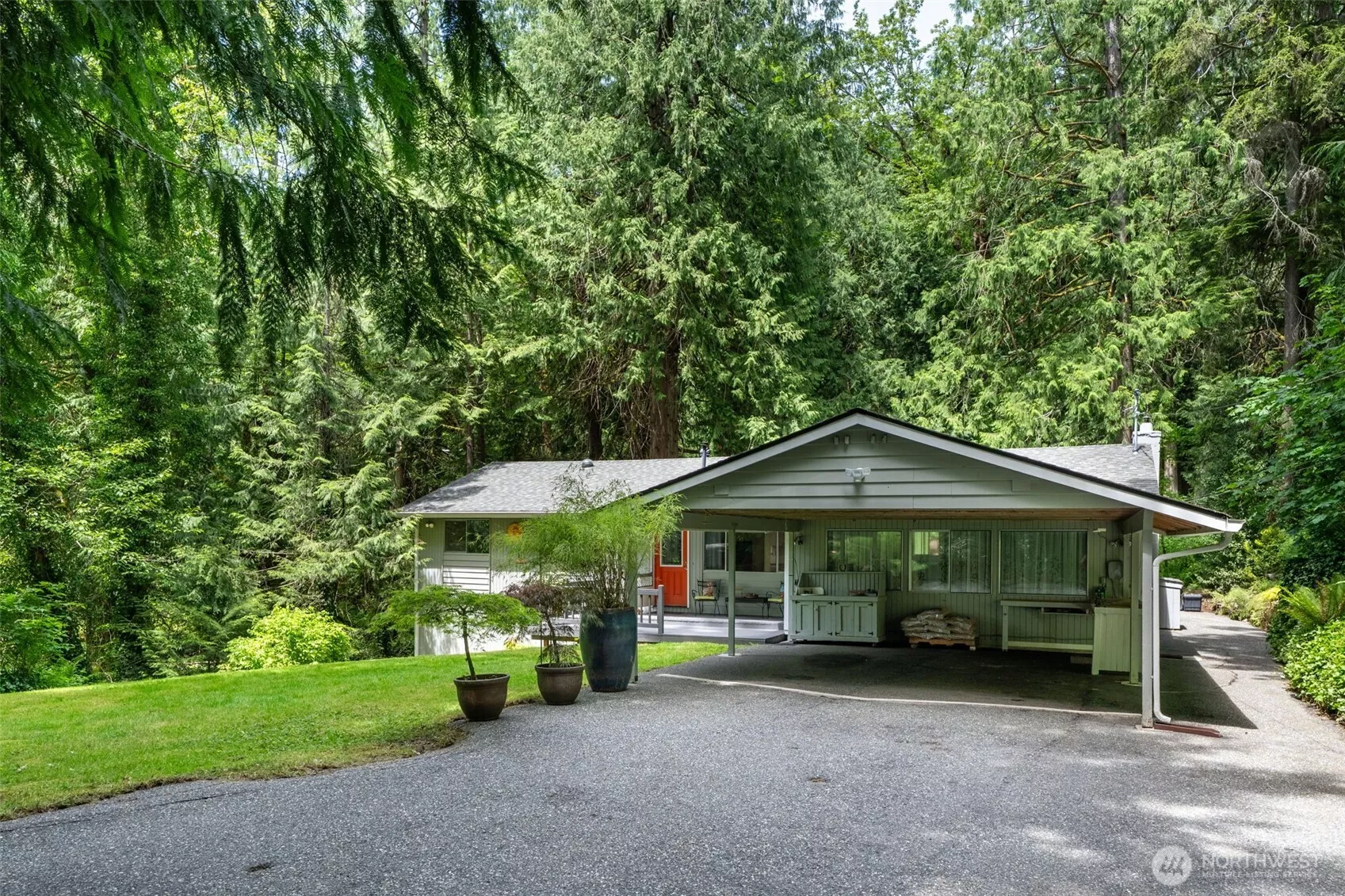 Here is the place you have been waiting for! What a gorgeous spot to relax and enjoy the quite and nature!