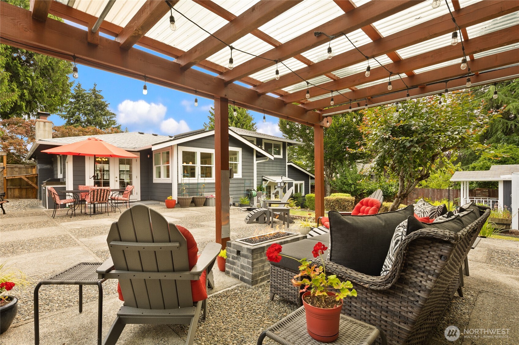 Such a relaxing view from the pergola. Imagine in the evening with the fireplace & lights.