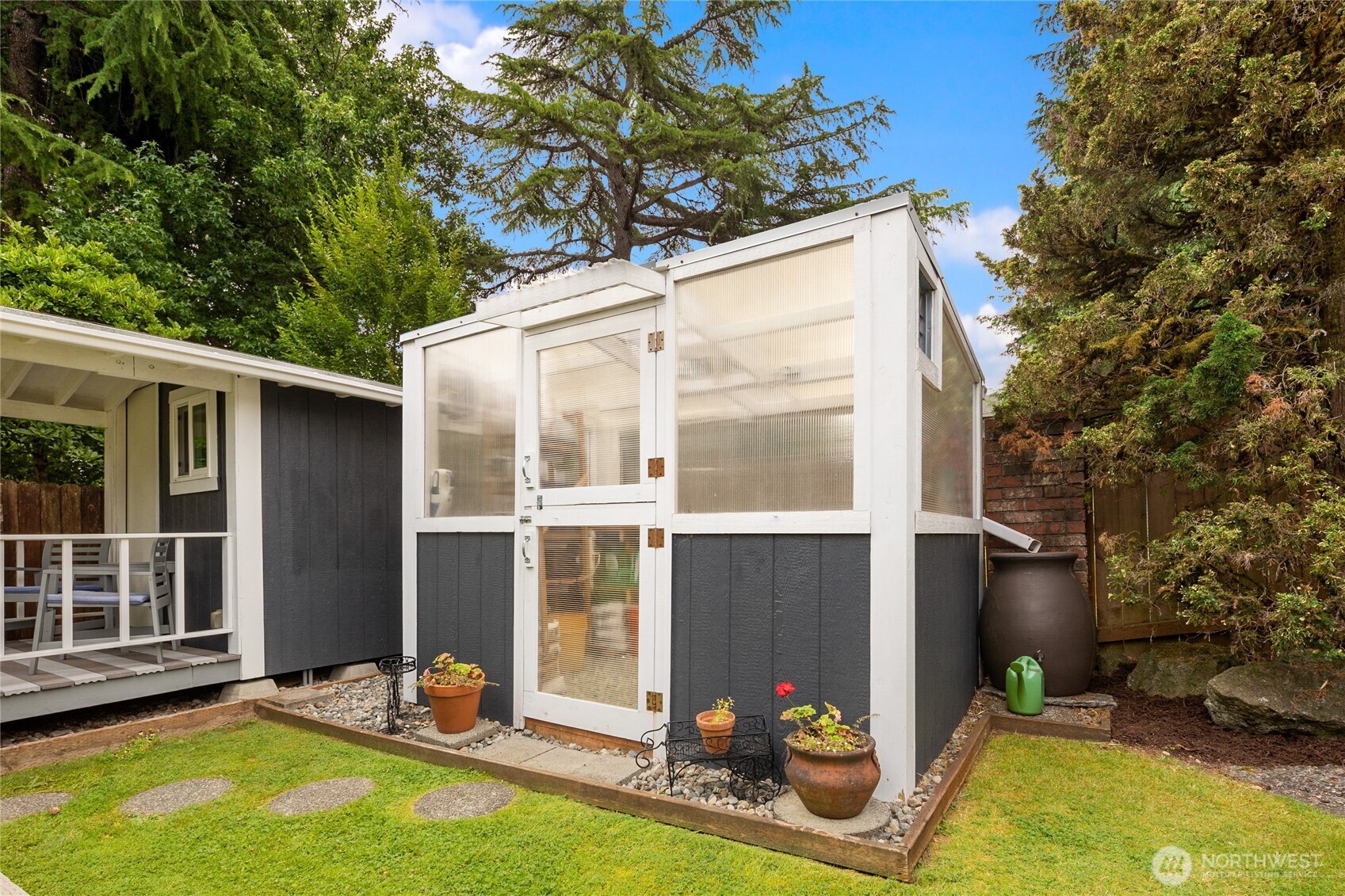 This potting shed has power & ventilation.