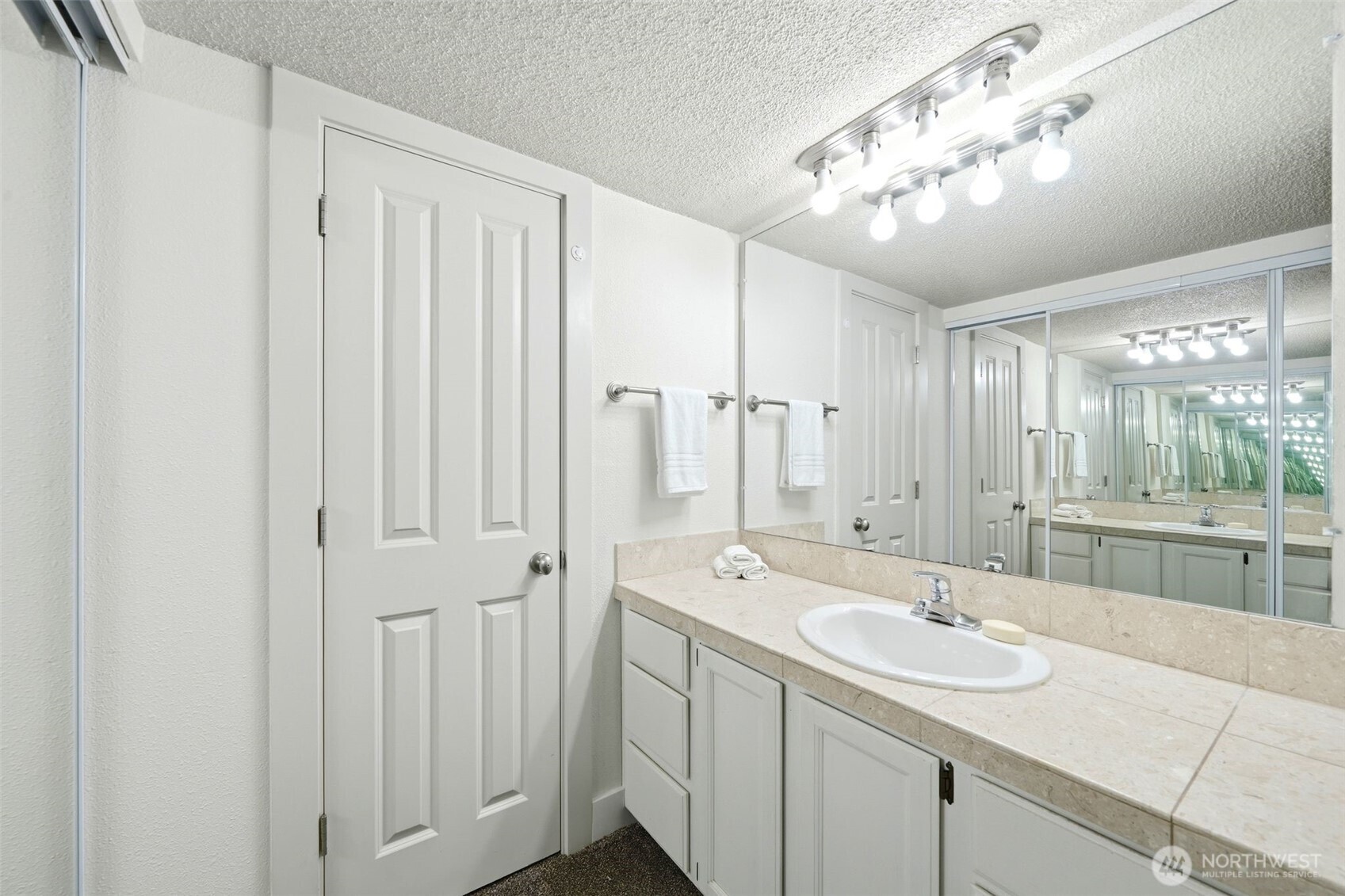 Primary Bath en suite