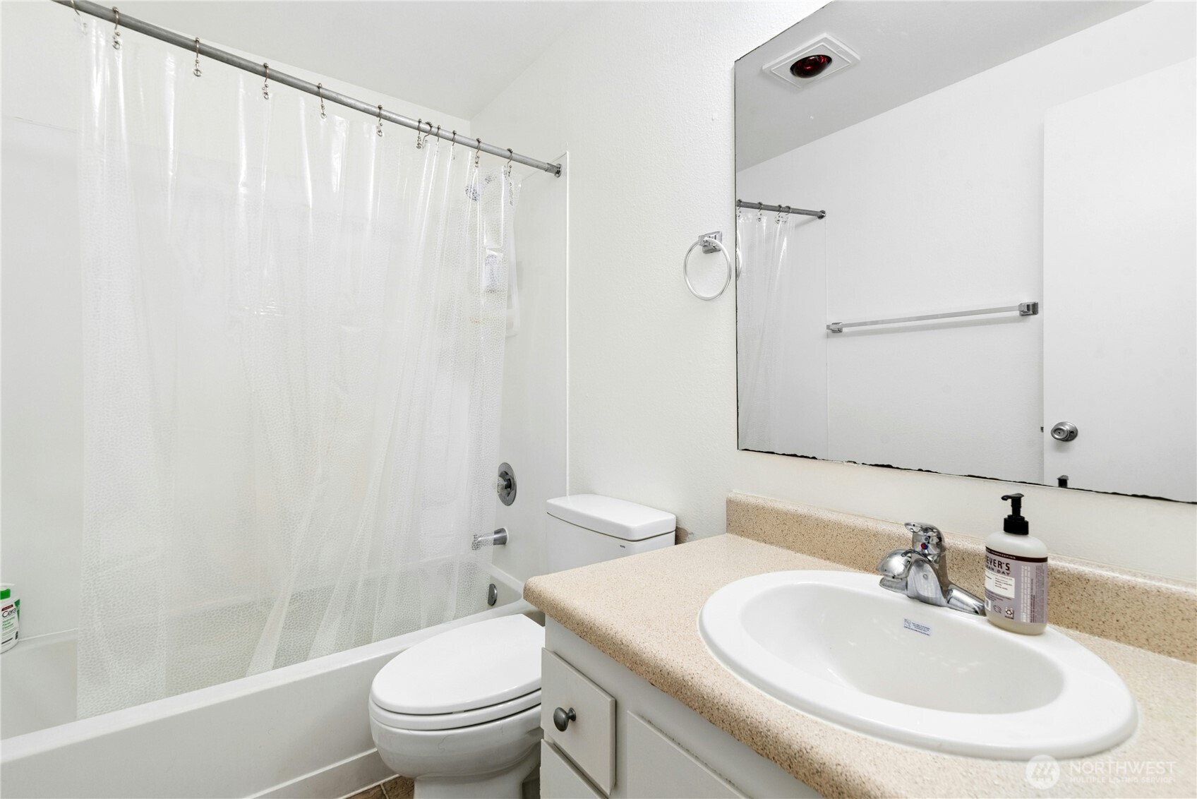 Primary en-suite bath.