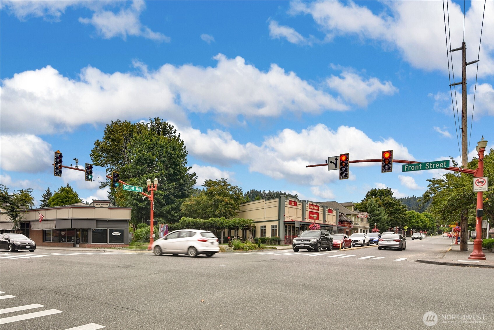 Highly desirable Front Street with Library, Shops, Restaurants, Bars, and more!