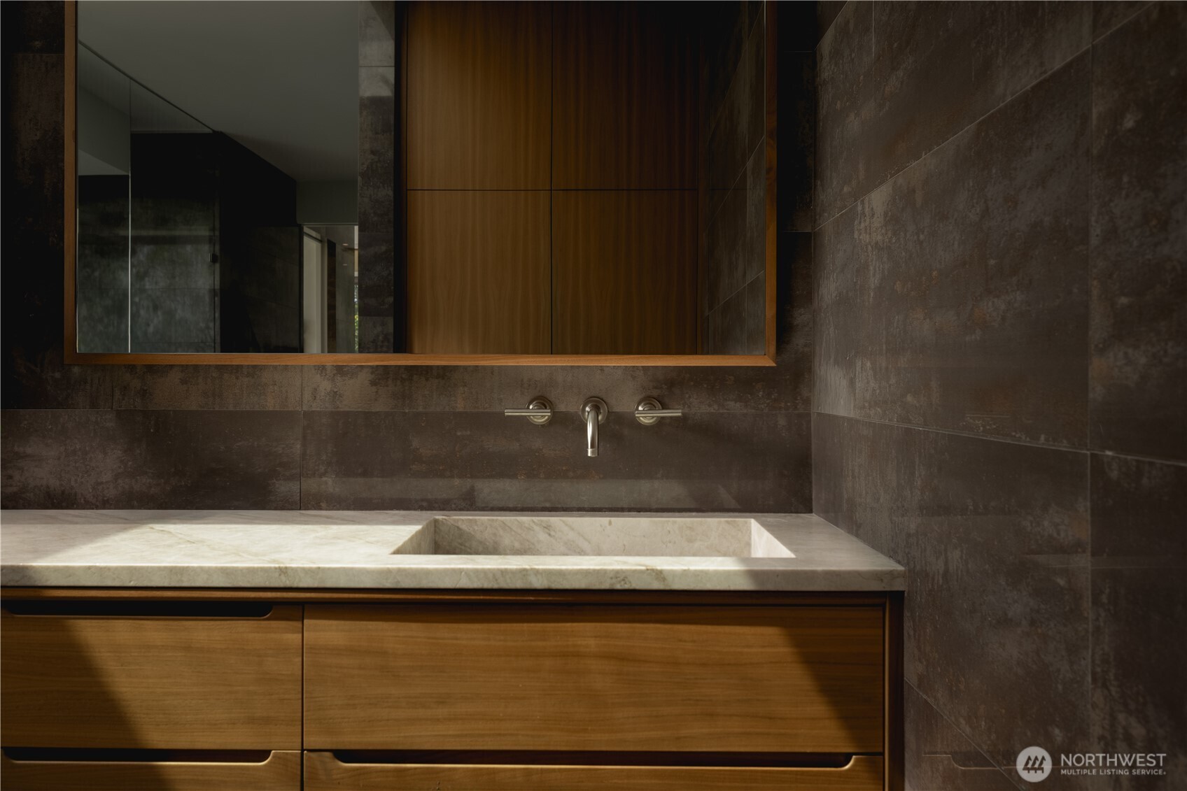 A quieter expression, where light and material come into focus.