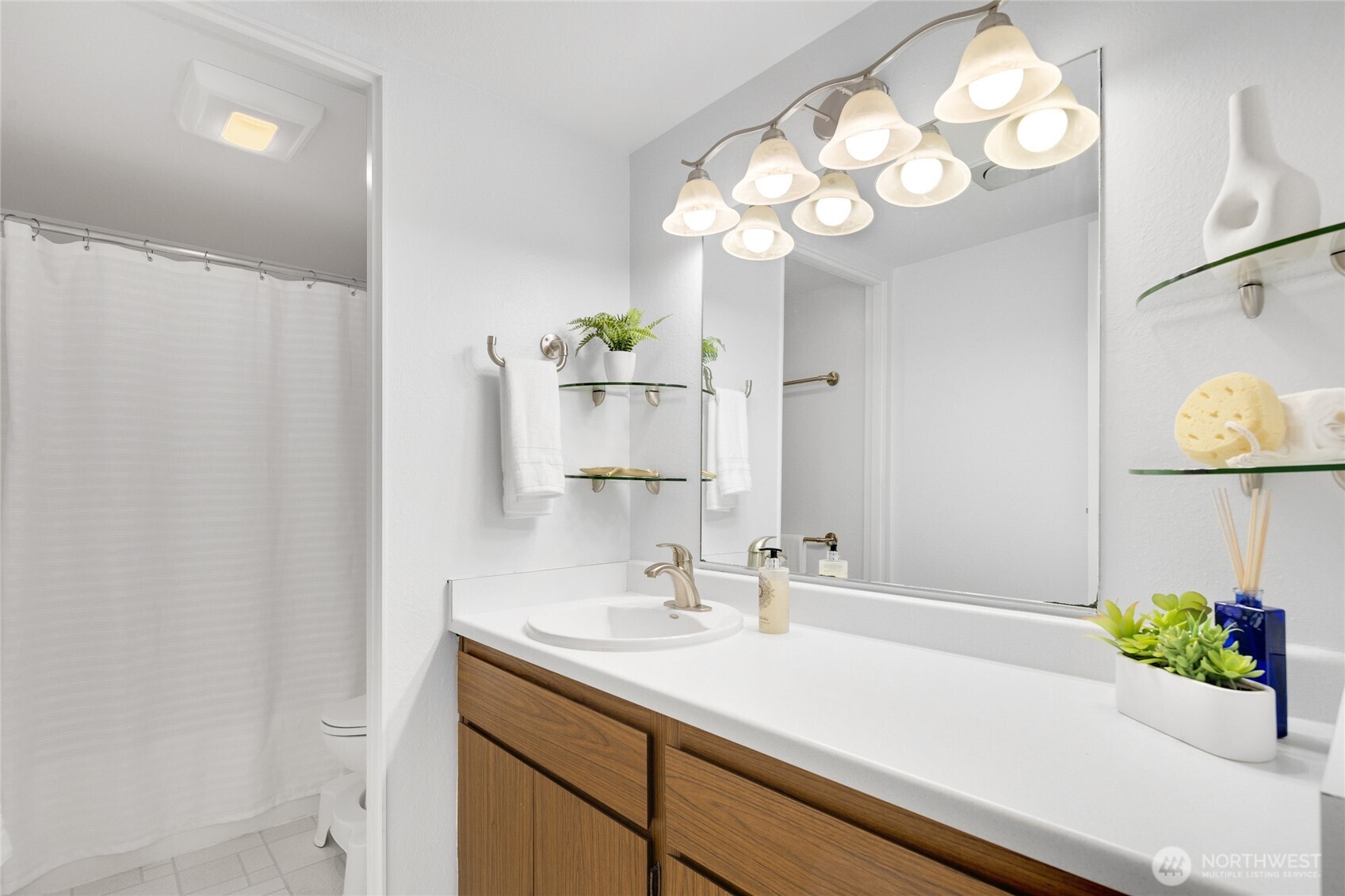 Main bathroom off hallway with full shower/tub combo