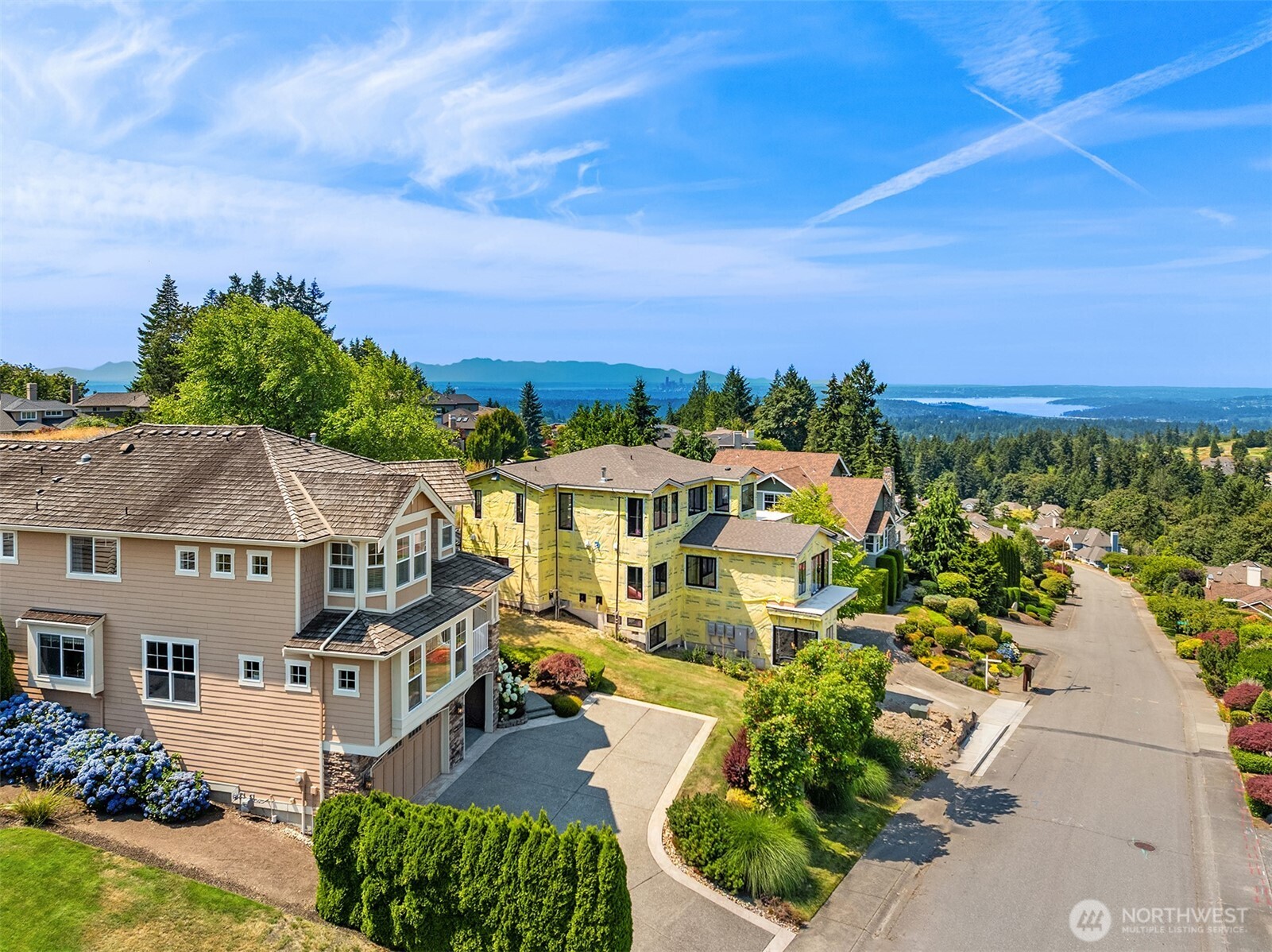 From sunrise to sunset, the home's elevated vantage point offers an ever-changing backdrop of Lake Washington, the Bellevue skyline, surrounding mountains, and the lush Pacific Northwest landscape—bringing natural beauty into everyday living.