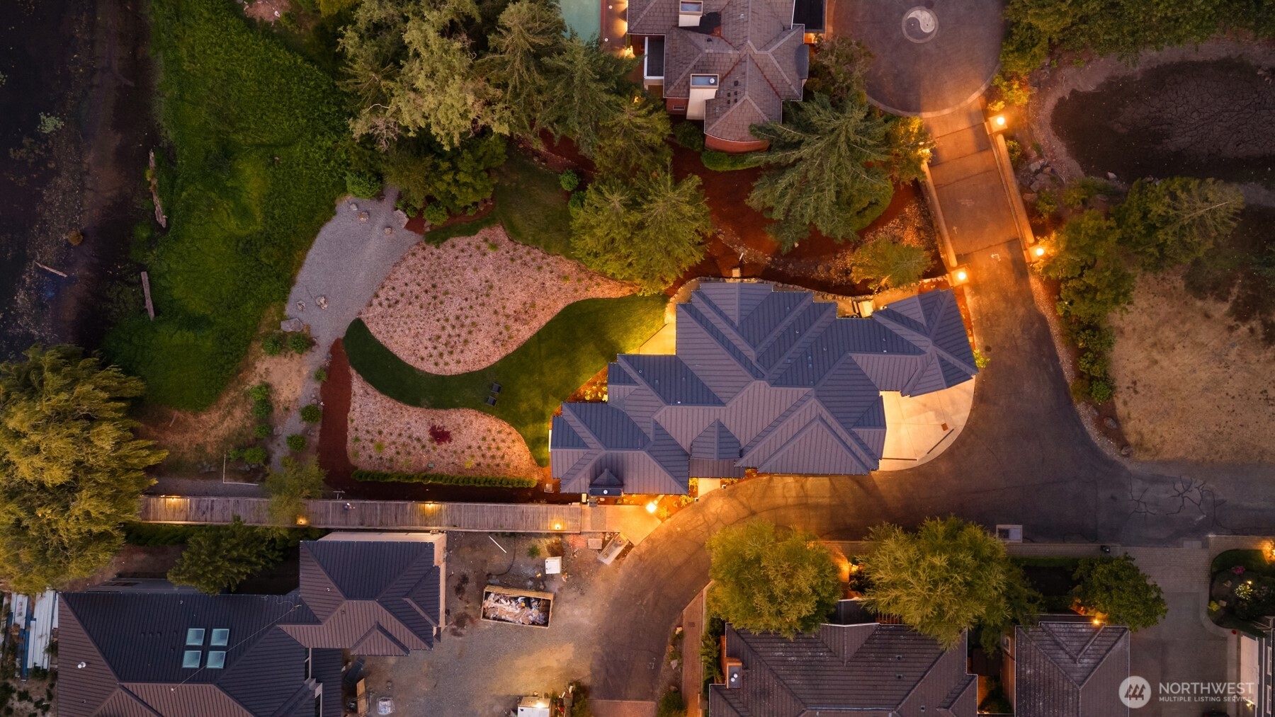A masterpiece as the result of years of planning and permit navigation. A true unicorn on Lake Washington.