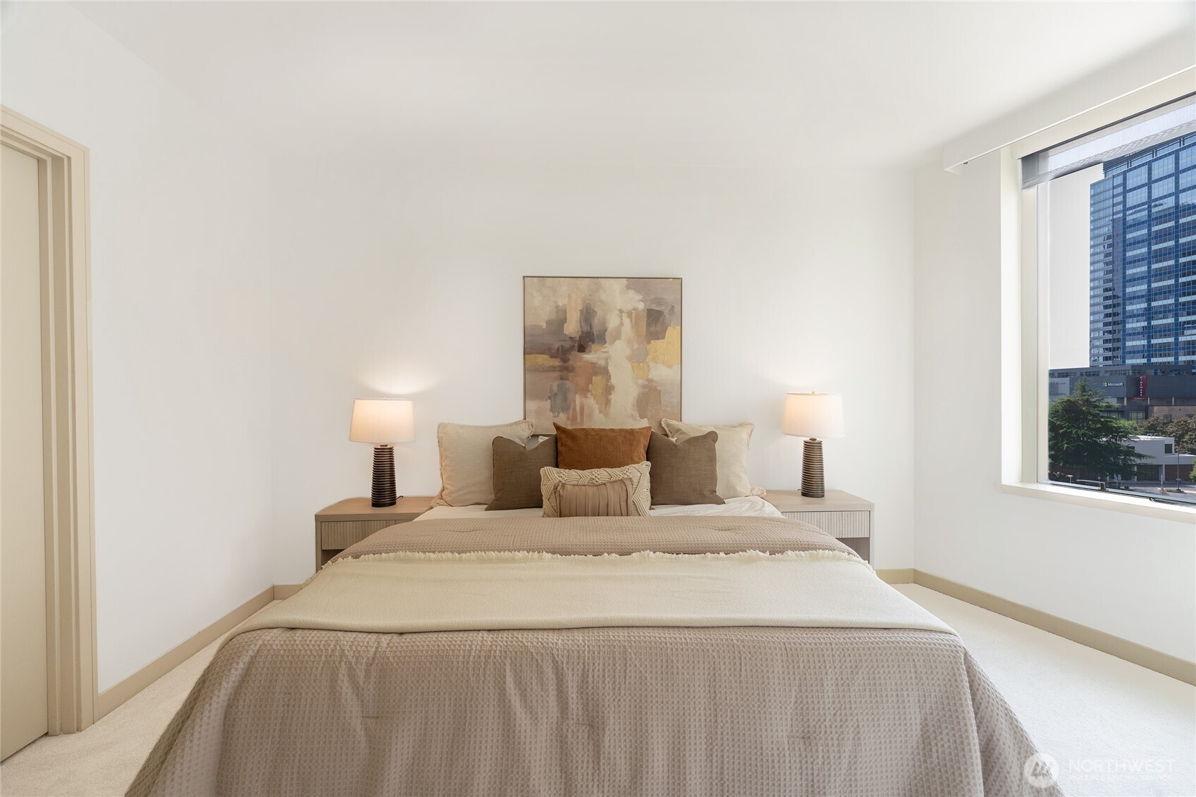 Bedroom w/city view