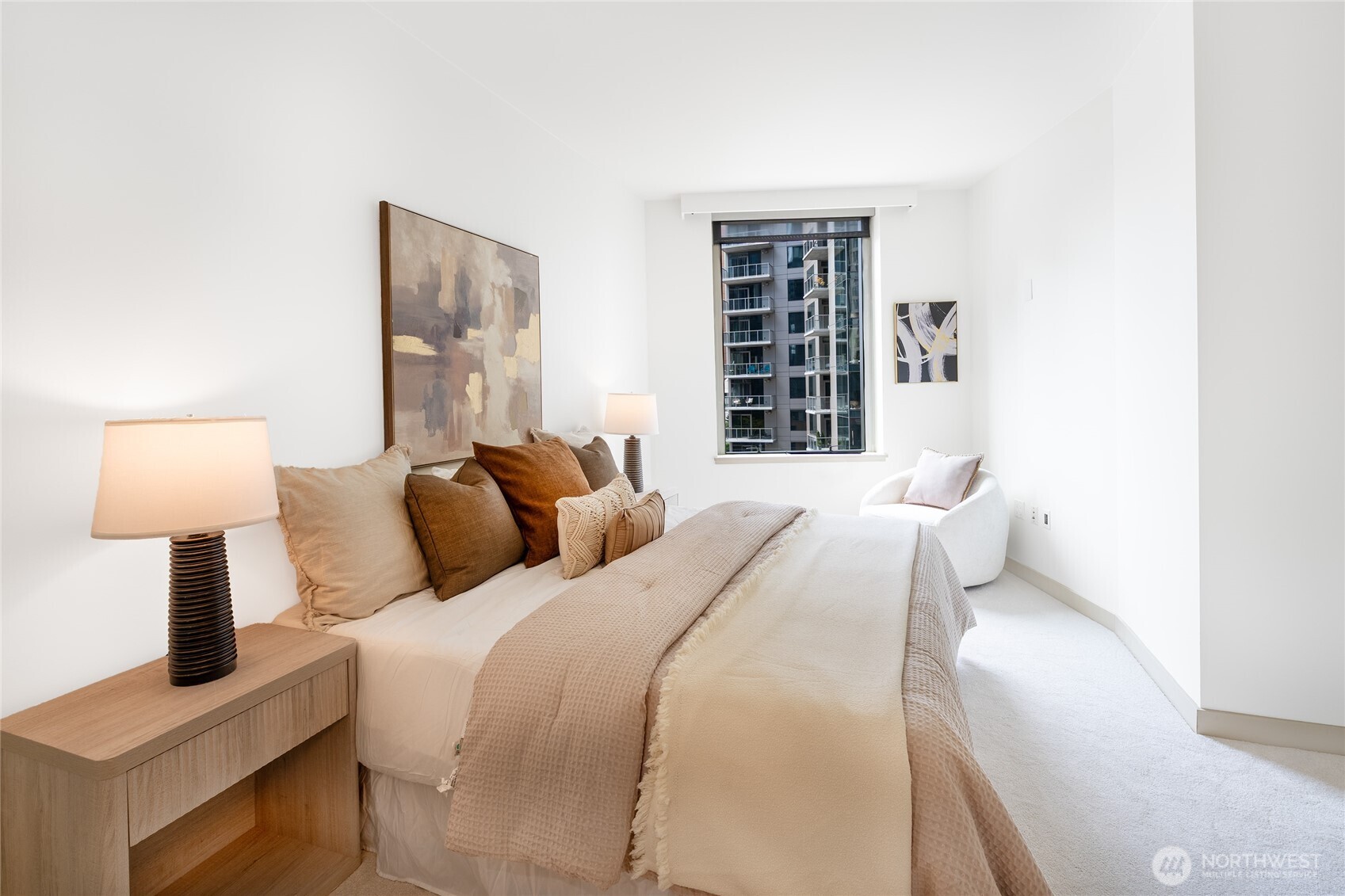 Bedroom w/city view