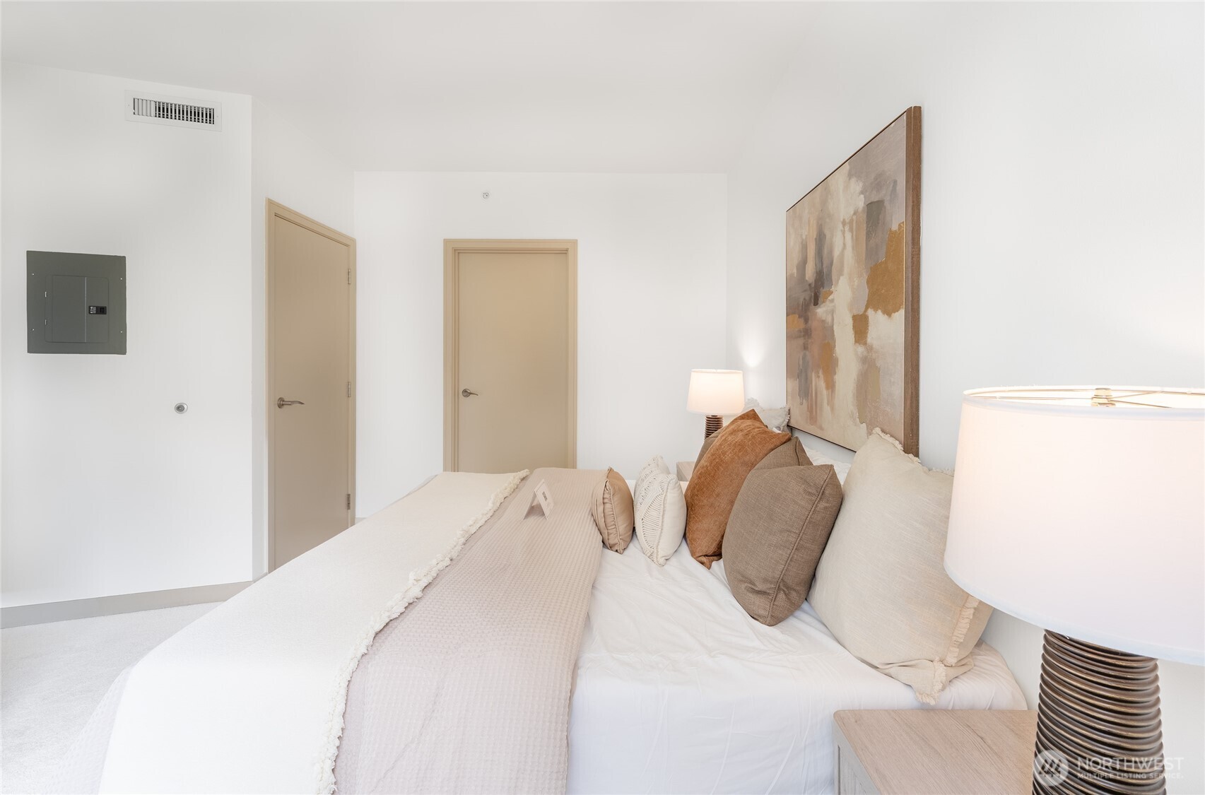 Bedroom w/city view