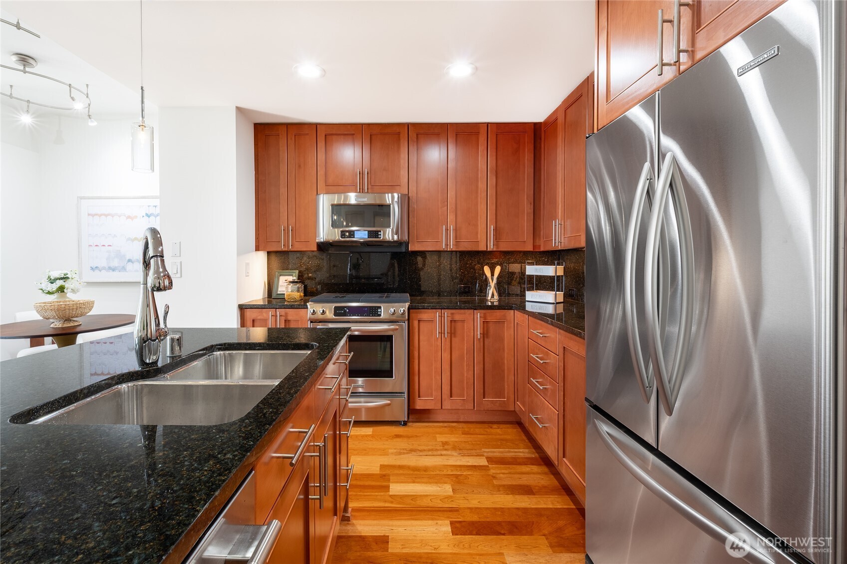 Kitchen w/gas stove, stainless appliances & granite countertops