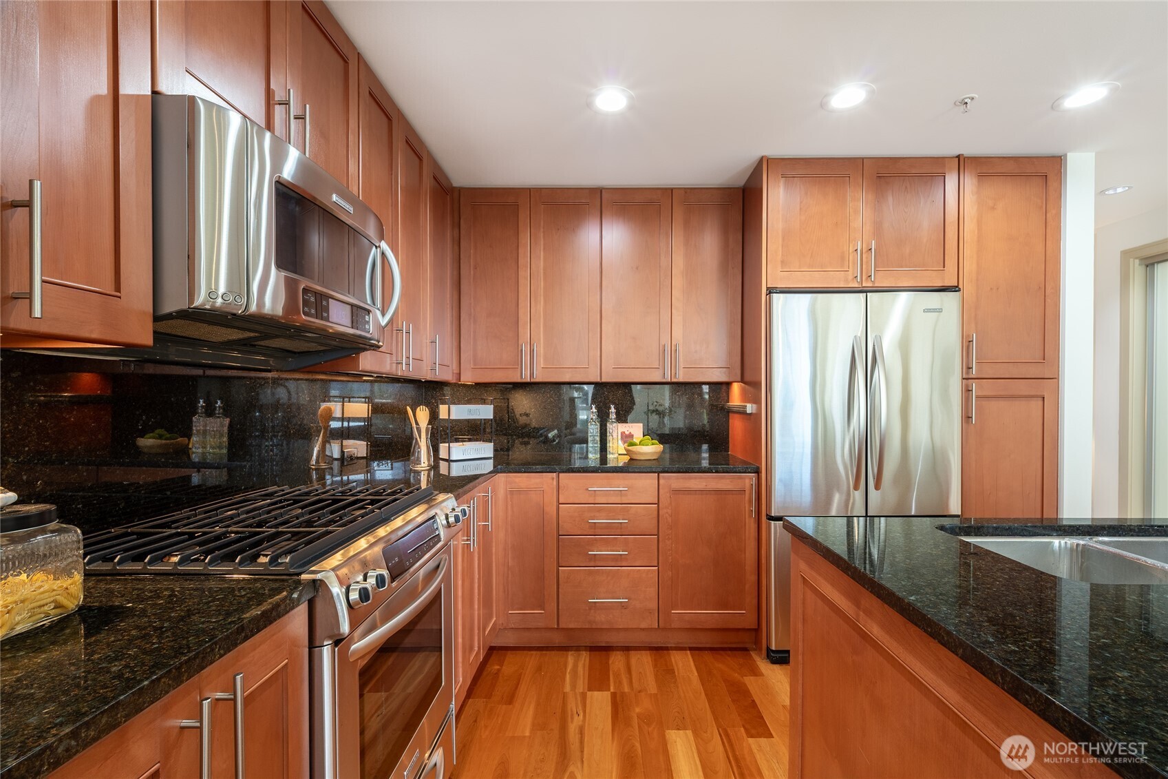 Kitchen w/gas stove, stainless appliances & granite countertops