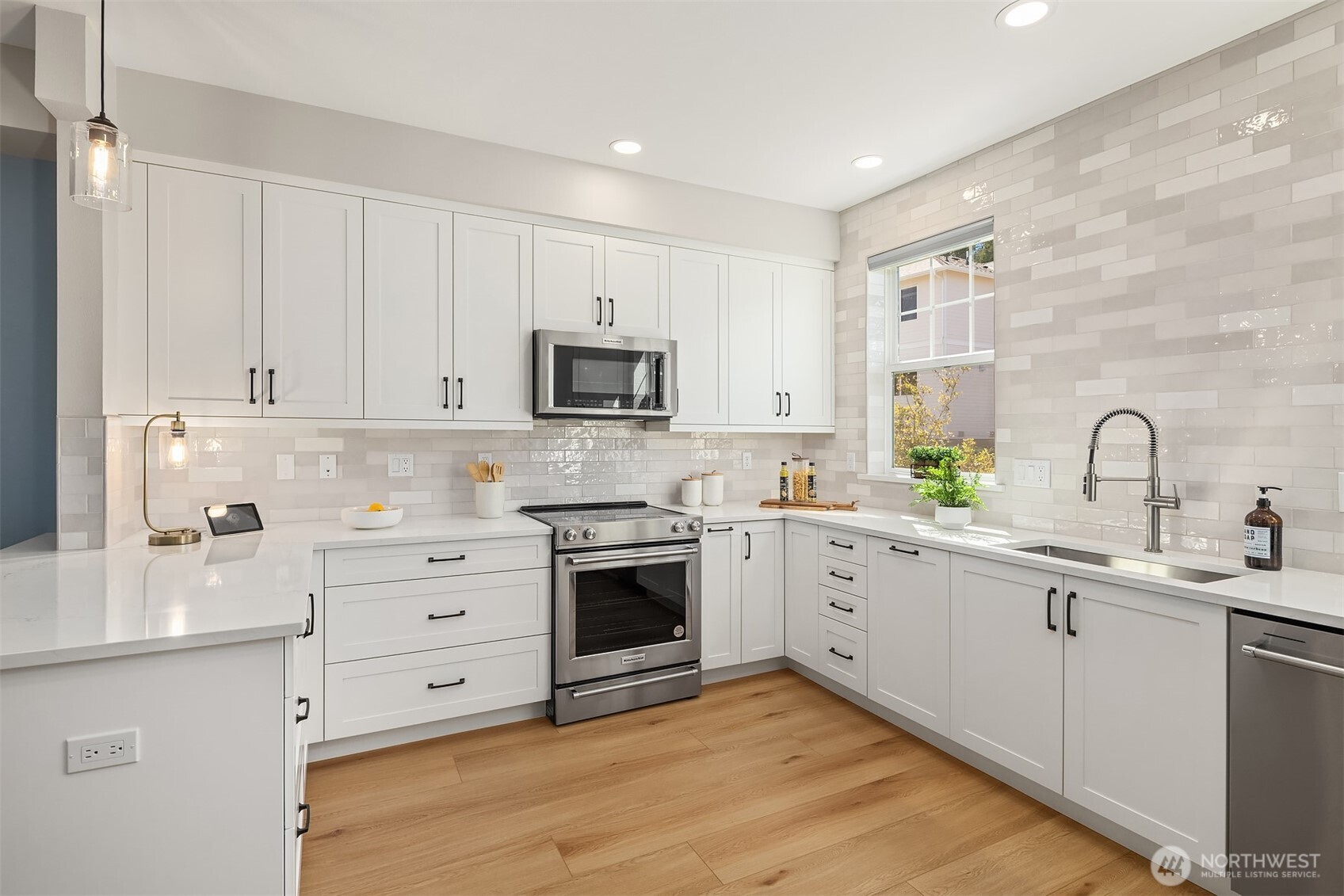 New Bellmont cabinetry, stainless steel appliances and remote controlled blinds for light control