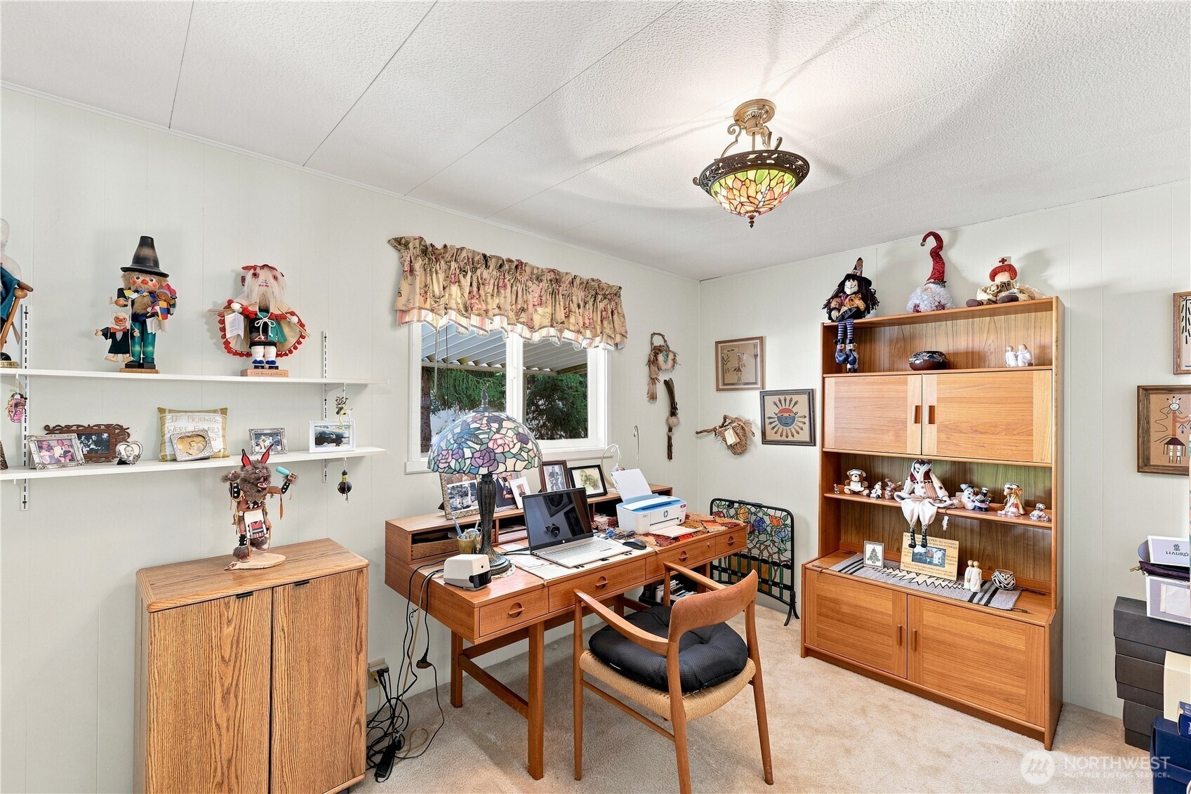 The 2nd bedroom also has a Tiffany lamp that is negotiable.