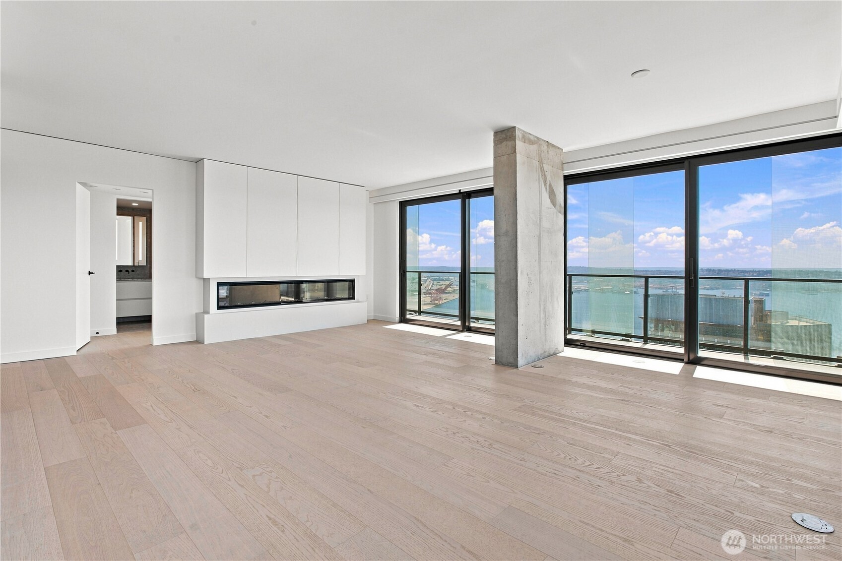 When living rises to a grander scale—soaring ceilings and expansive open spaces create the sense of a private estate in the sky, with an exceptional setting for entertaining, gathering, and hosting in effortless style.