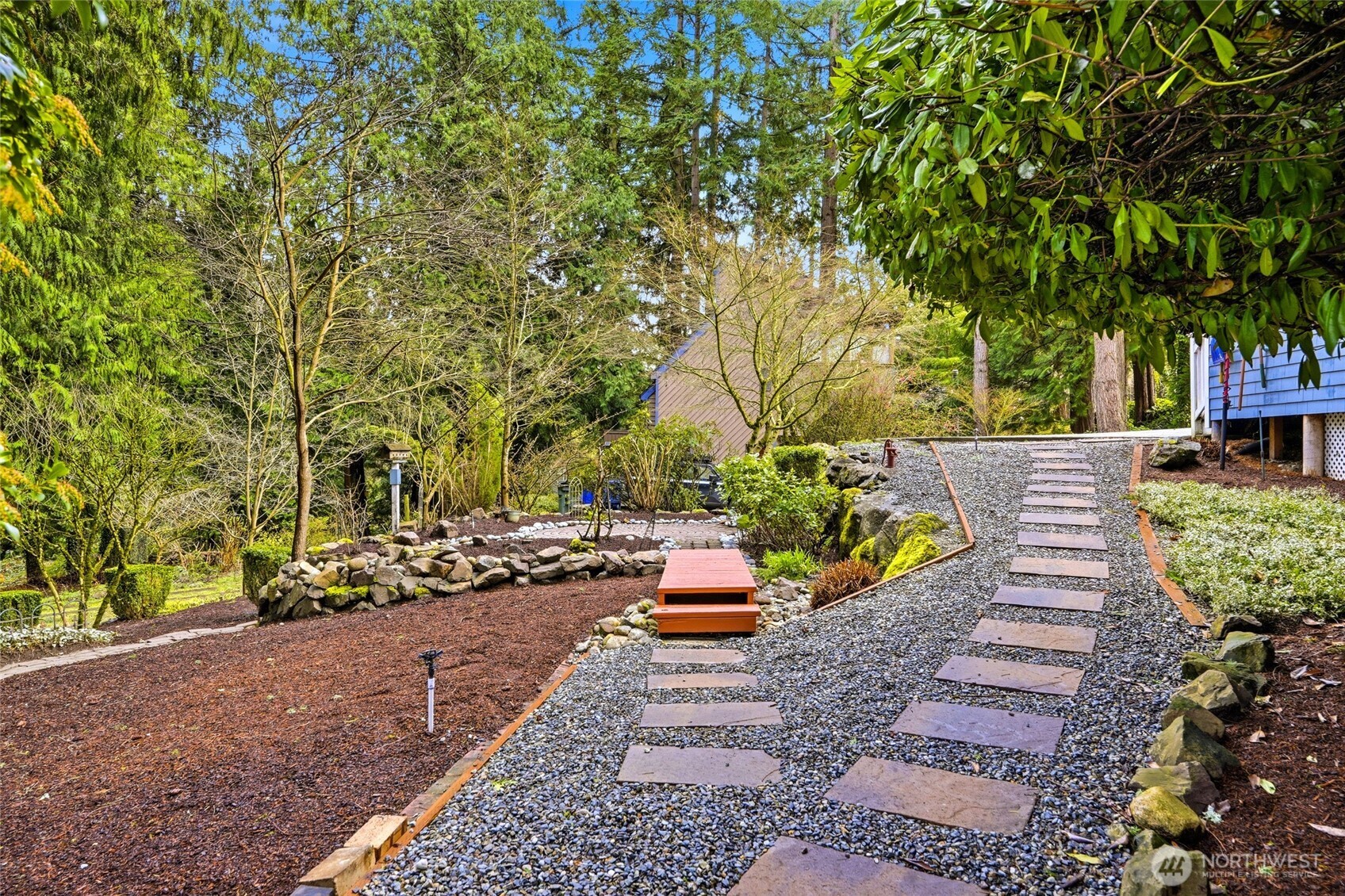 Nicely manicured! Looks stunning in the summer when all blooms!