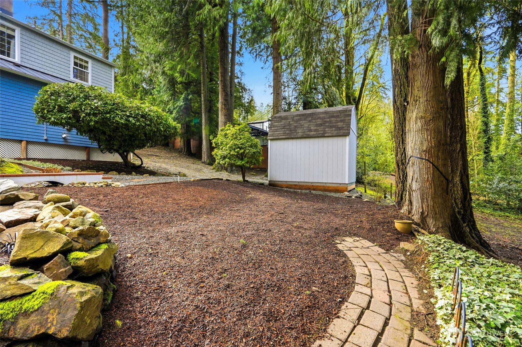 Beautiful landscaped Backyard!