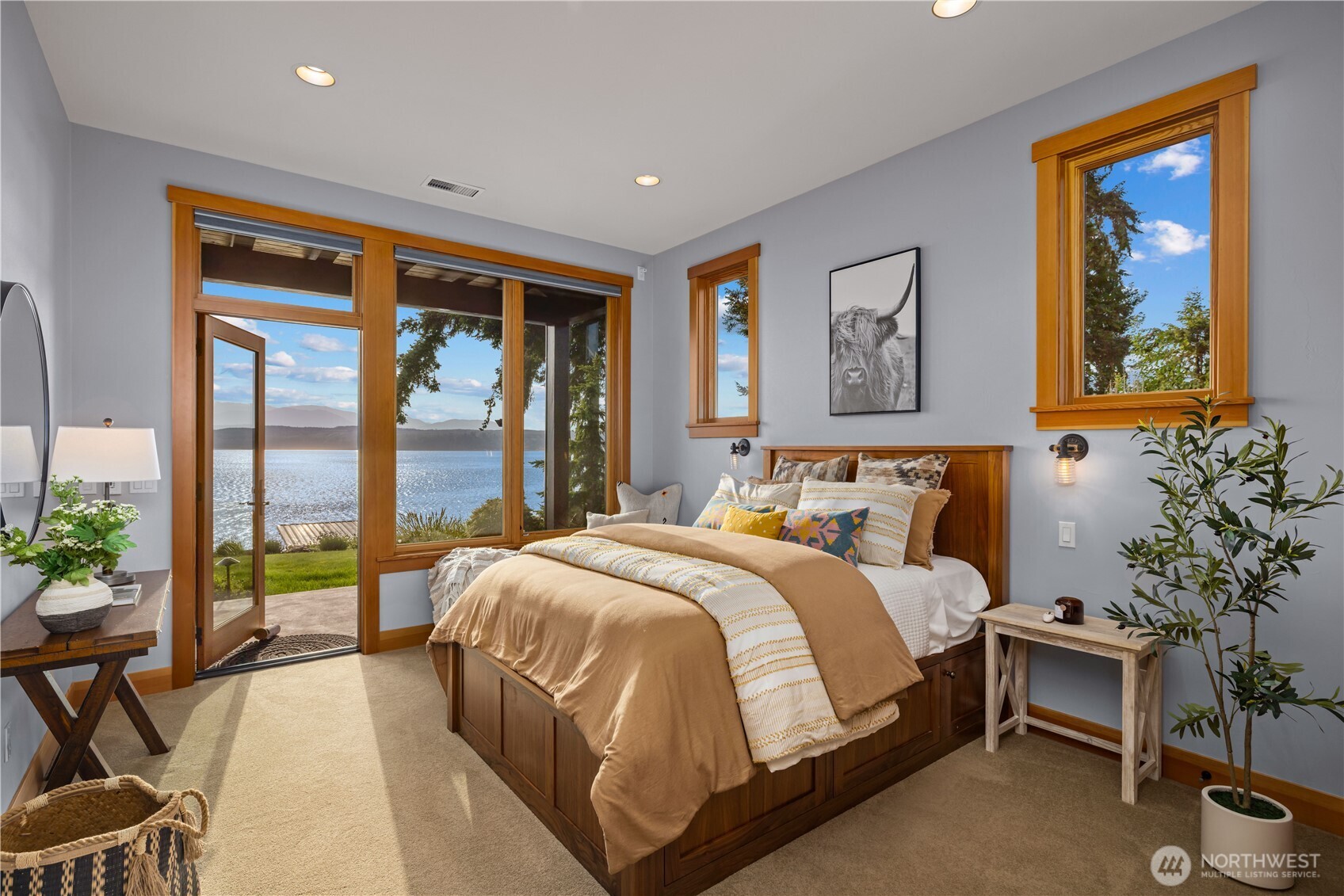 Awesome library/sitting area adjoins the Guest Bedroom wing.