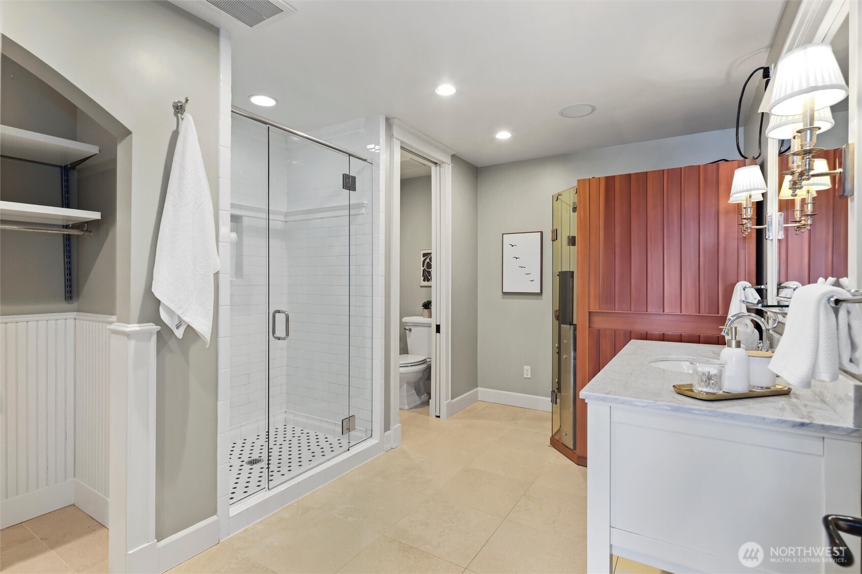 Walk-in shower & sauna