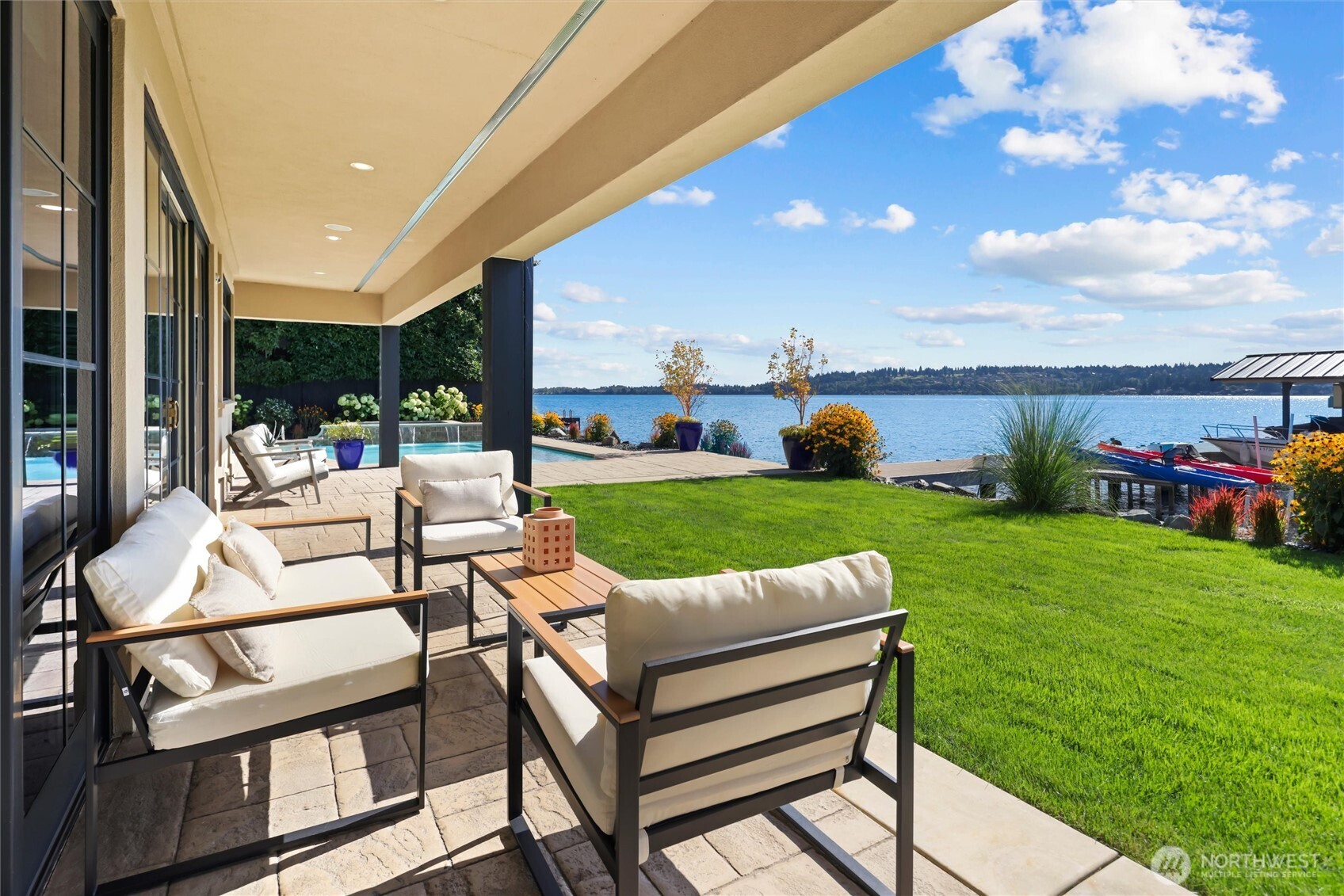 Grassy level lawn