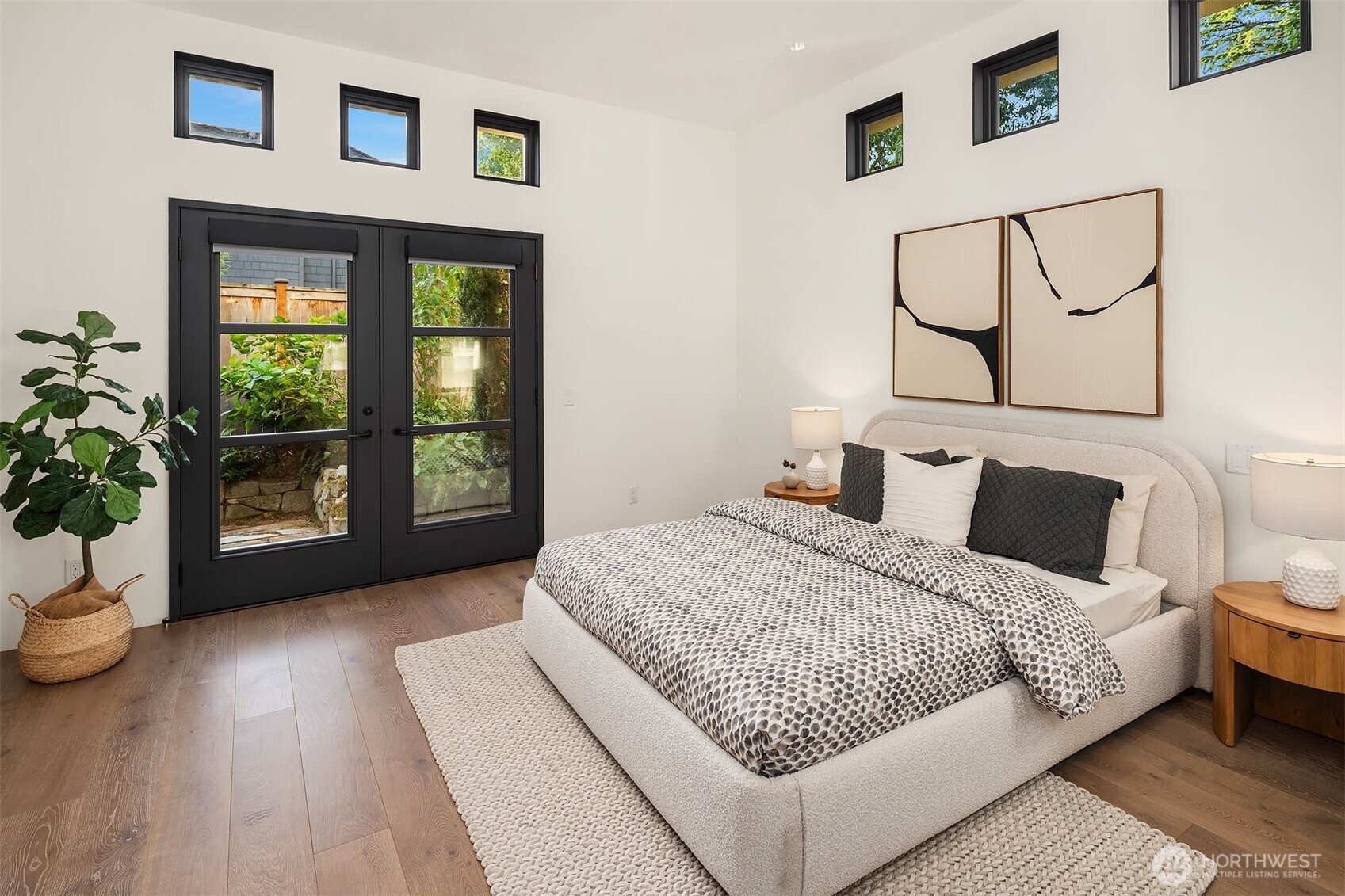 Main floor en-suite bedrdoom
