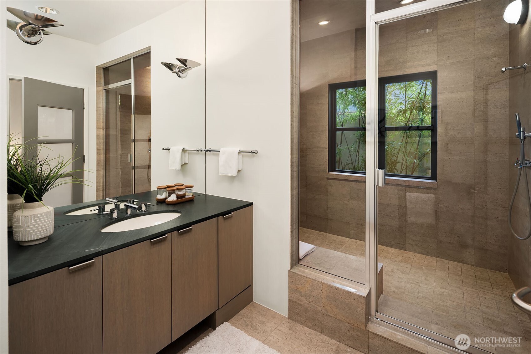 Main floor en-suite bath