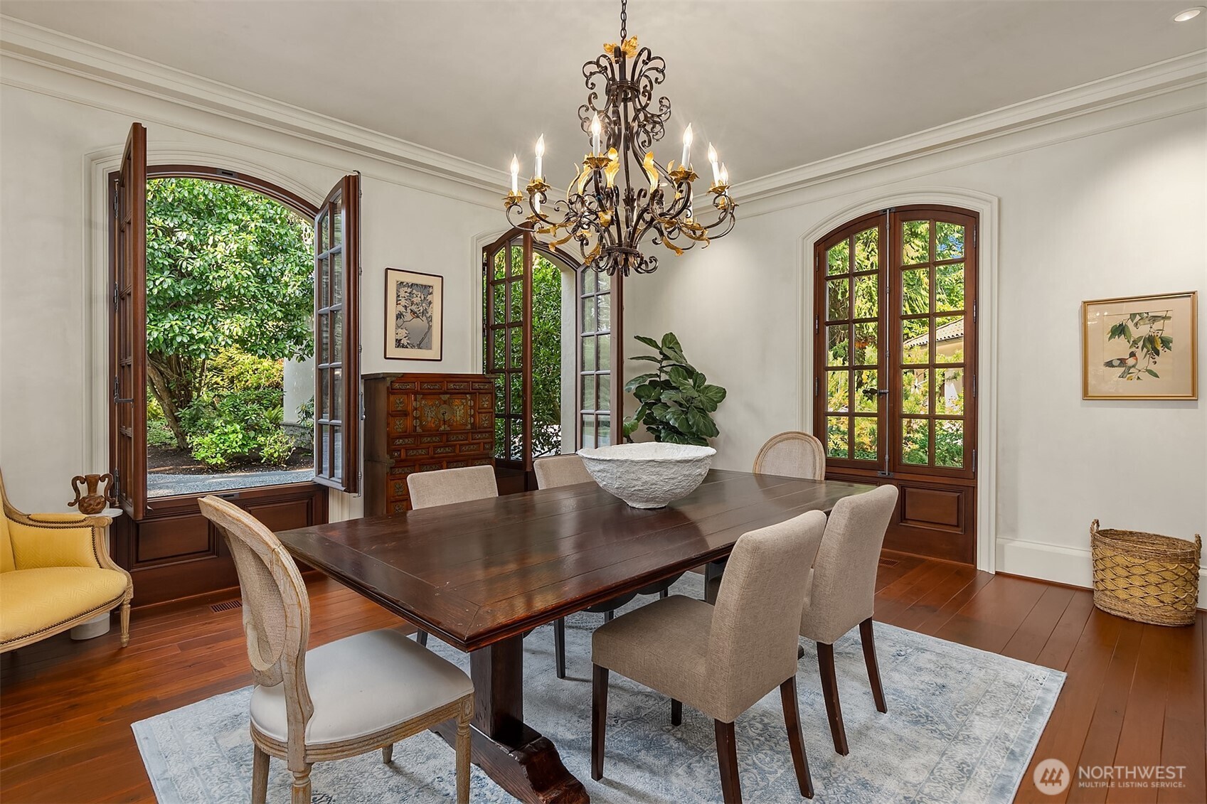 Butler's pantry between Kitchen and dining room