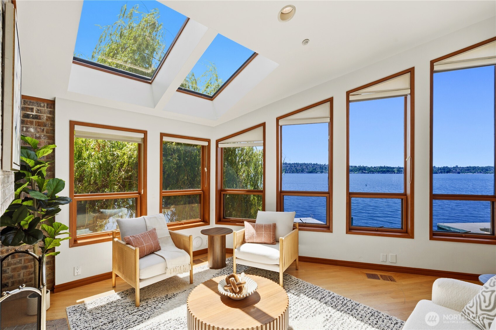 Sunlit Lakeview family Room w/skylights