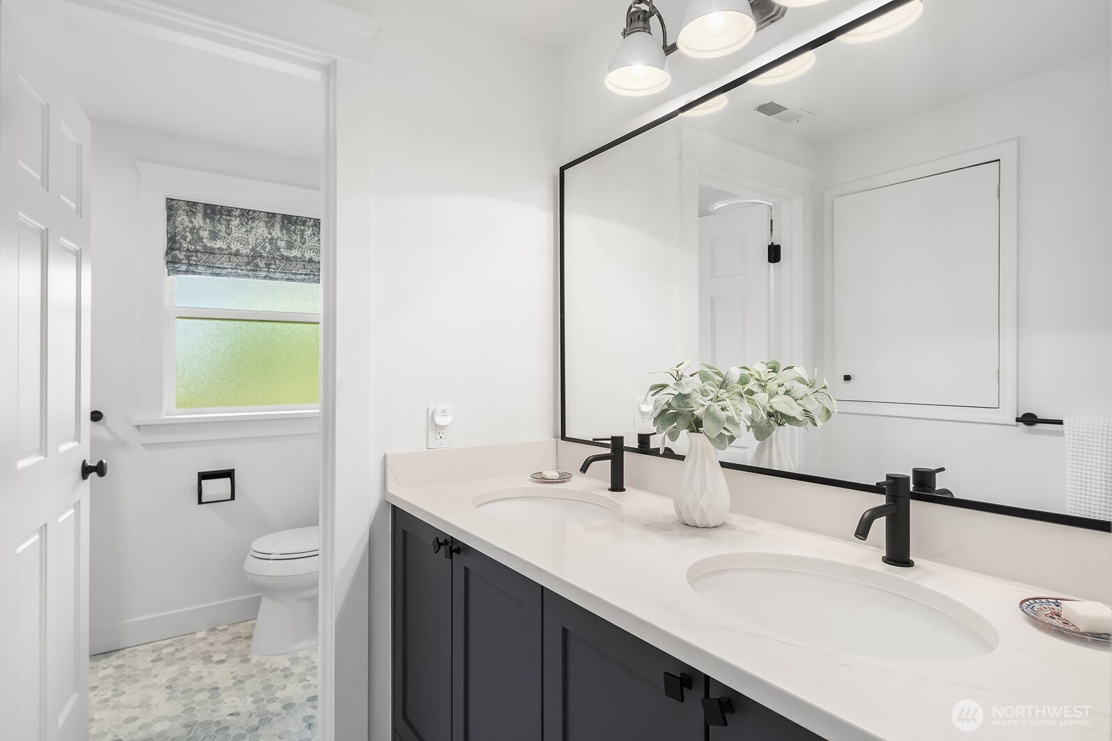 Full bath on the uppoer floor