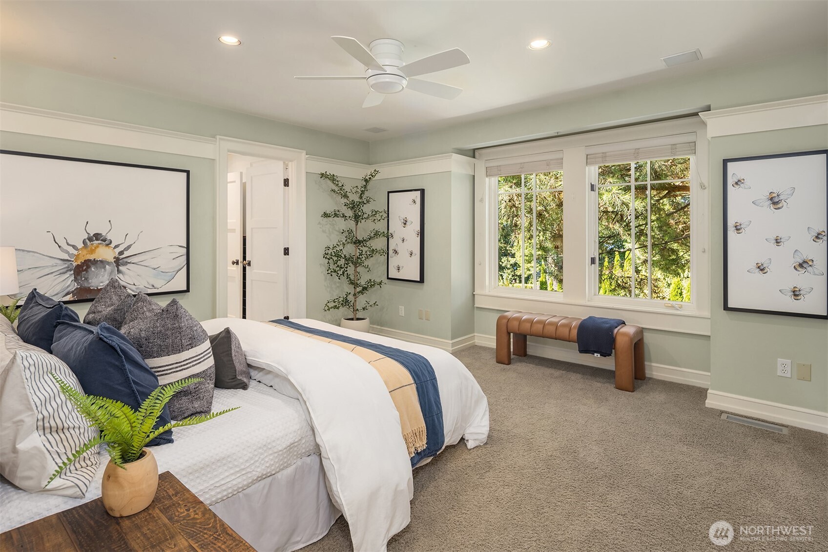 3rd bedroom w/shared bathroom