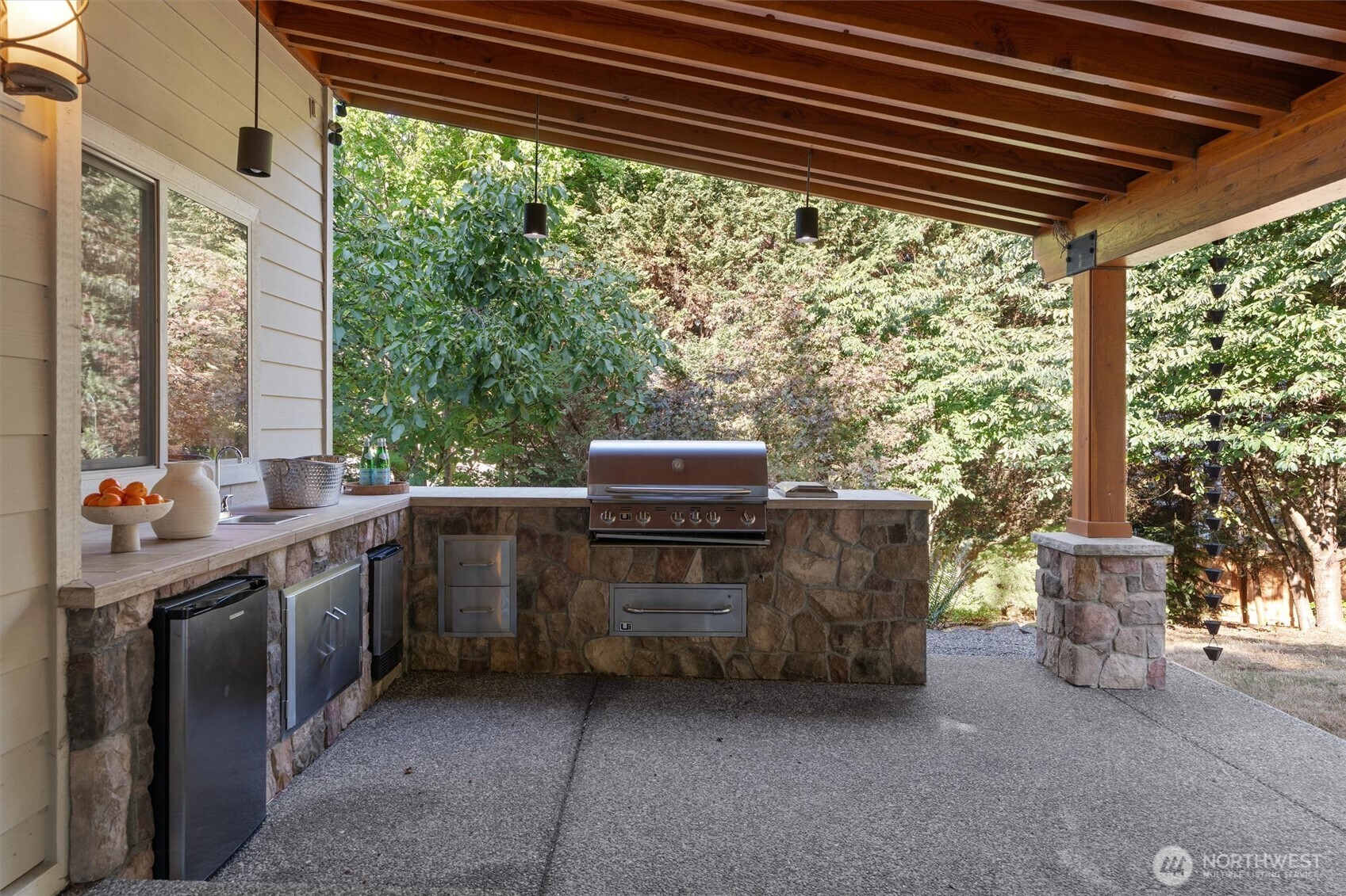 Outdoor kitchen & eating area.