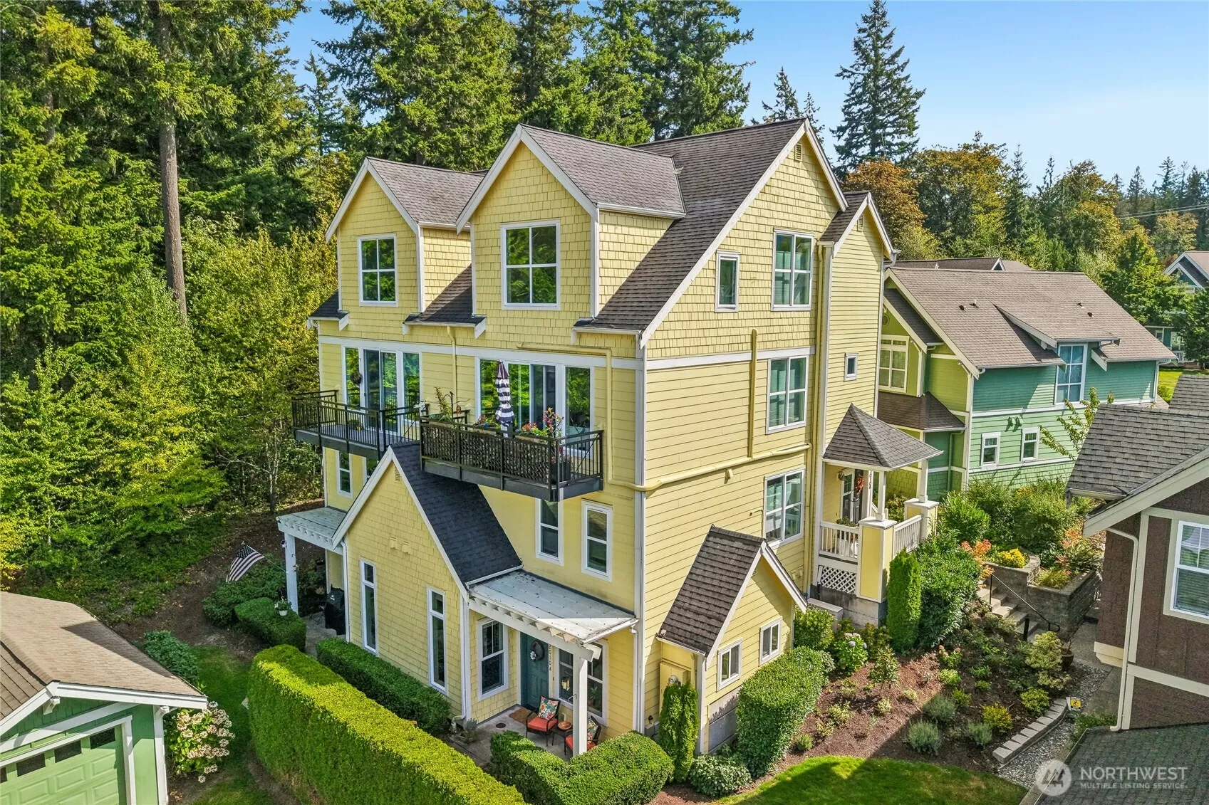 Ground-level corner condo in Crofton Springs, located in the heart of Issaquah Highlands. This 1-bedroom, 1-bath, 661 sq. ft. condo is tucked away from the street for a quiet setting and features a welcoming private front patio. Conveniently located near Issaquah Highlands shopping, restaurants, parks, trails, and recreation, with easy access to I-90 and downtown Bellevue.