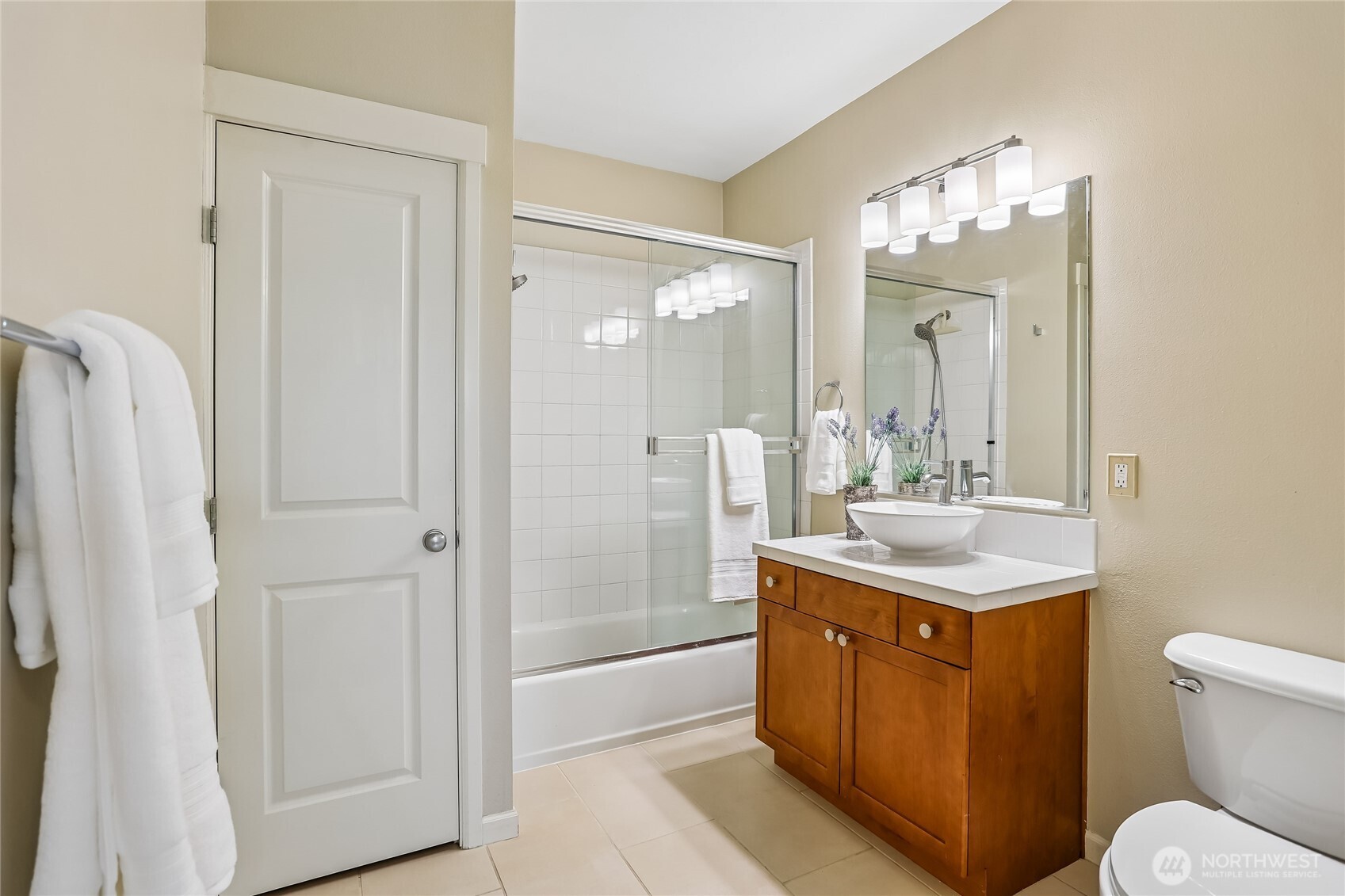 Spacious full bathroom in this Issaquah Highlands condo featuring a functional layout with generous vanity space, ample storage, and a shower/tub combination. The bright, well-designed bathroom offers plenty of room for everyday living and complements the condo’s efficient and comfortable floor plan.