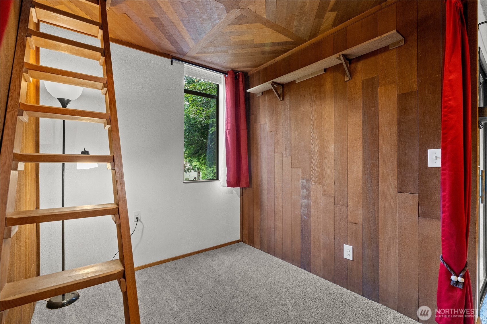 Sleeping area w/loft steps