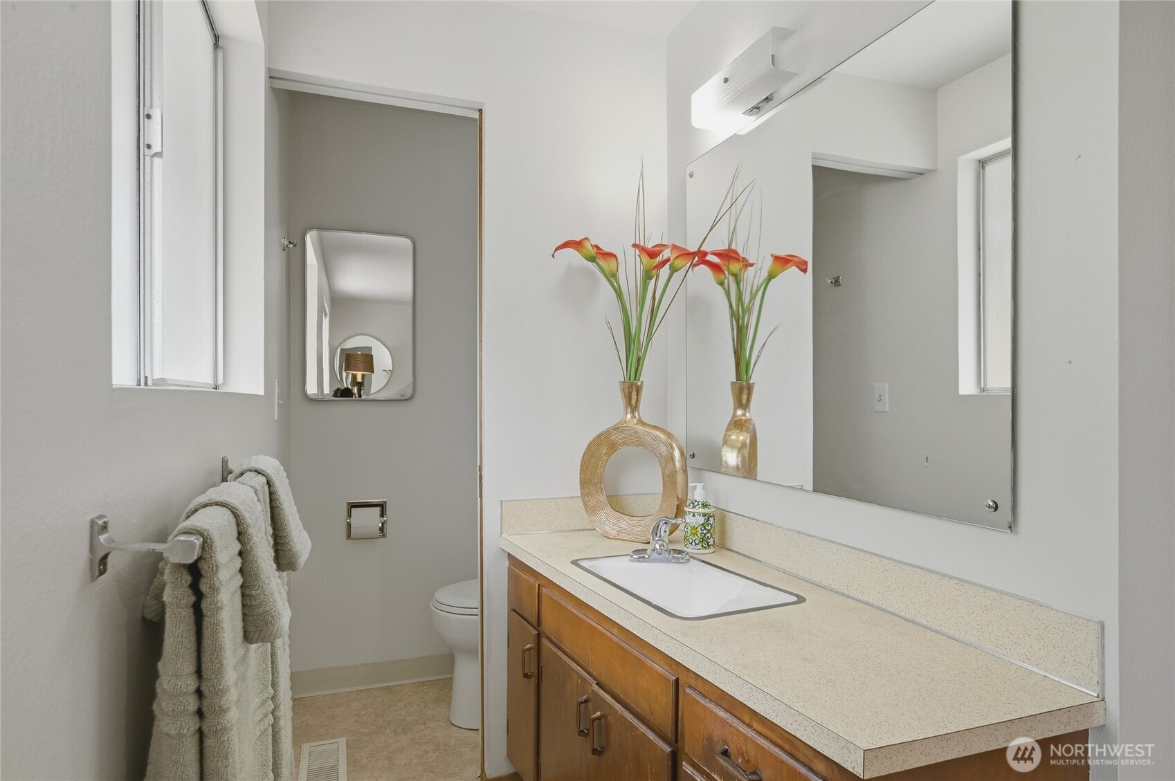 Upper level full Bathroom