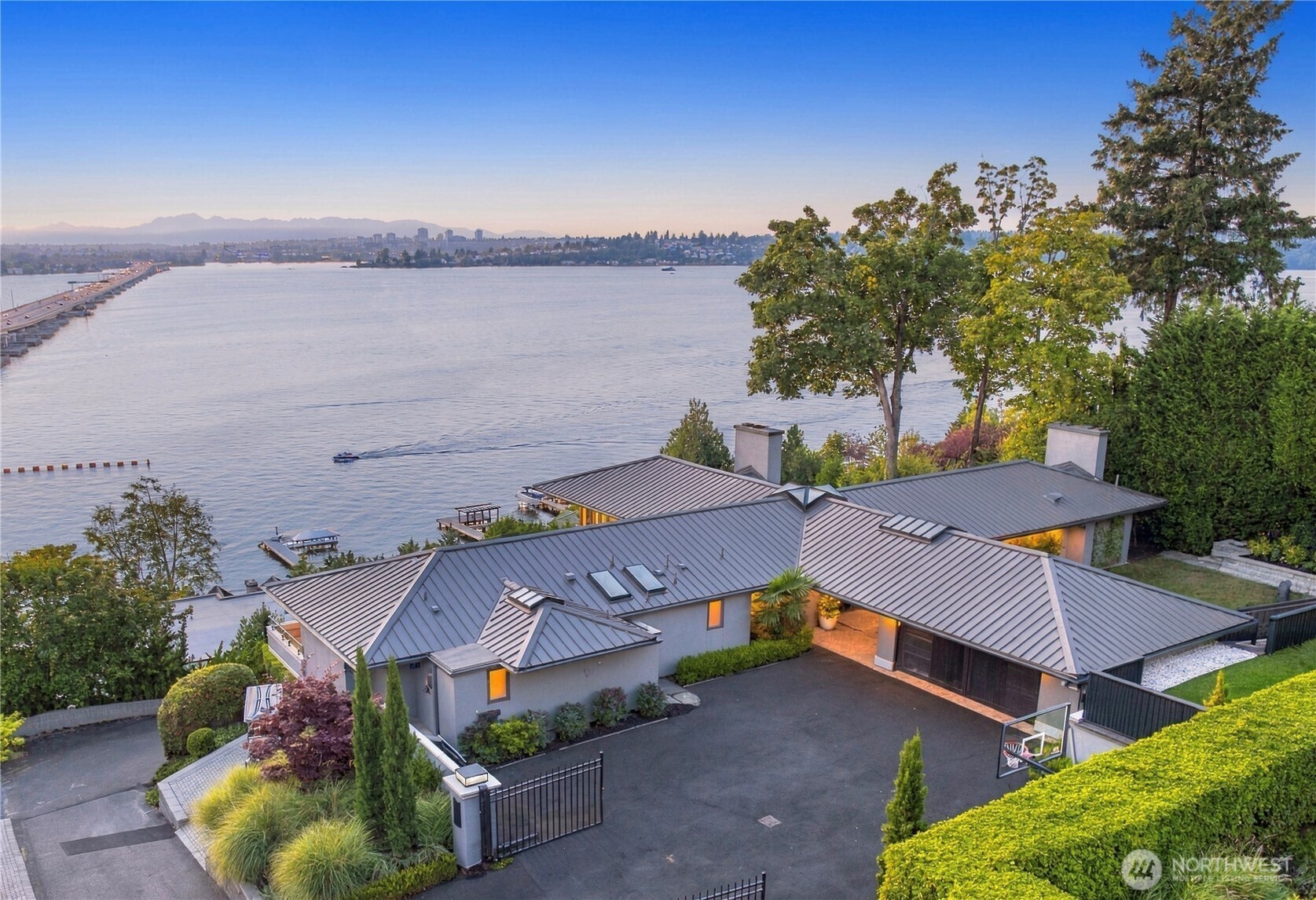An exceptional residence in one of Medina’s most remarkable settings.