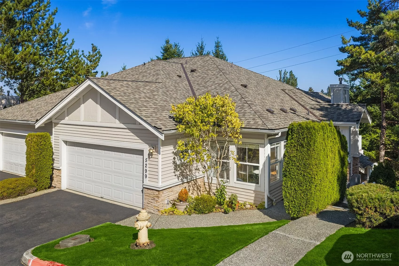 Prime duplex unit in the beautifully maintained Lakemont View Condominium community.