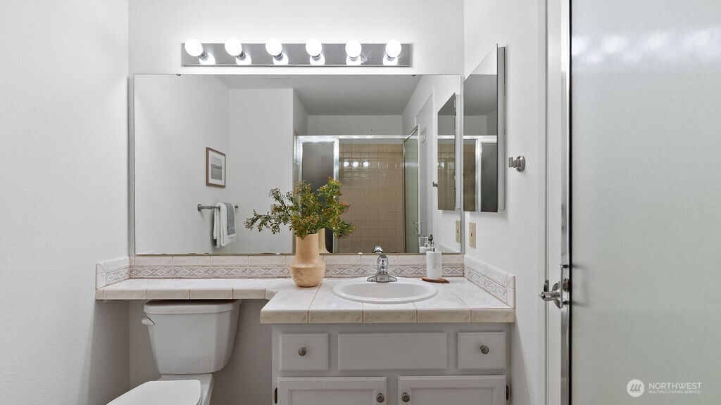 Convient 3/4 bath just off the main floor primary berdoom.