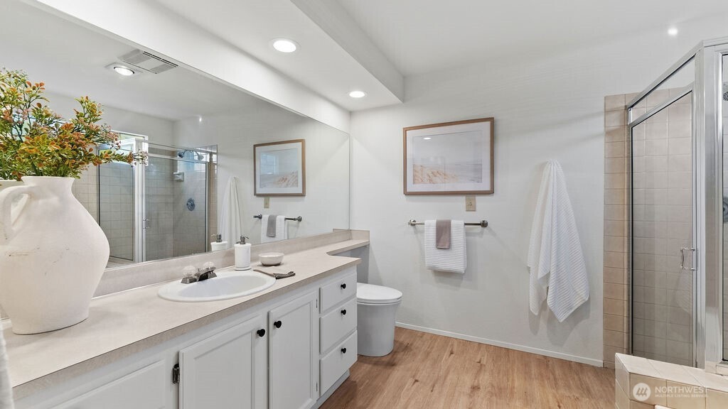 Uptairs 5-piece bath with lovely soaking tub AND full shower.